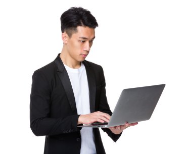 siyah ceketli yakışıklı Asya işadamı