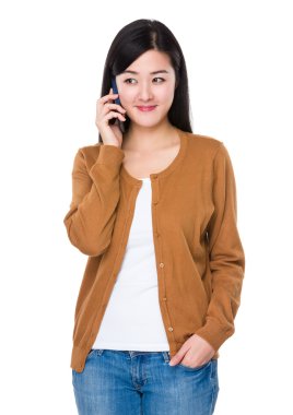 Asyalı Kadın cep telefonuyla konuşuyor