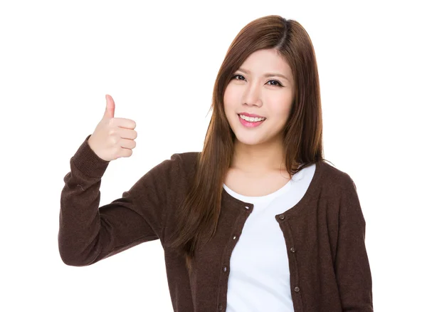 年轻的亚裔女子，在棕色的羊毛衫 — 图库照片