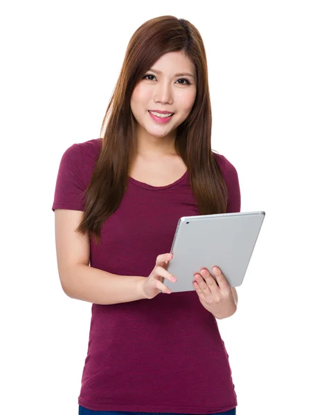 Ung asiatisk kvinna i röd t-shirt — Stockfoto