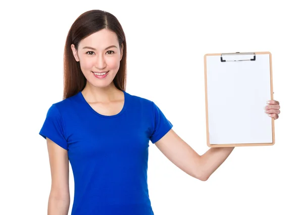 Asiática joven mujer en azul camiseta — Foto de Stock