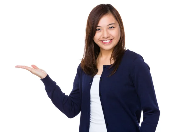 年轻的亚裔女子，在蓝色开衫 — 图库照片