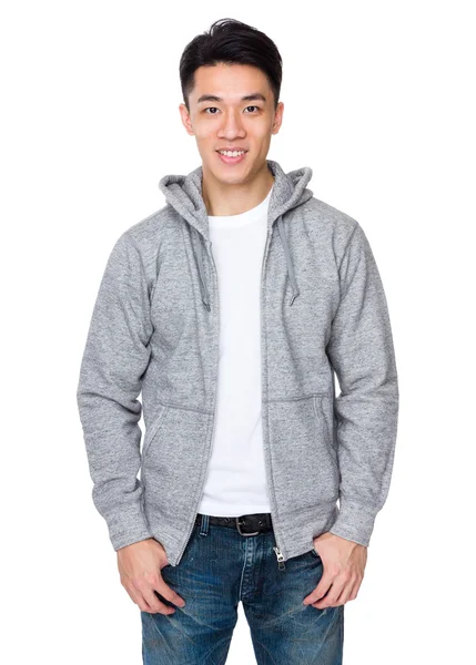 Asiatische schöner Mann in grauen Kapuzenpullover — Stockfoto