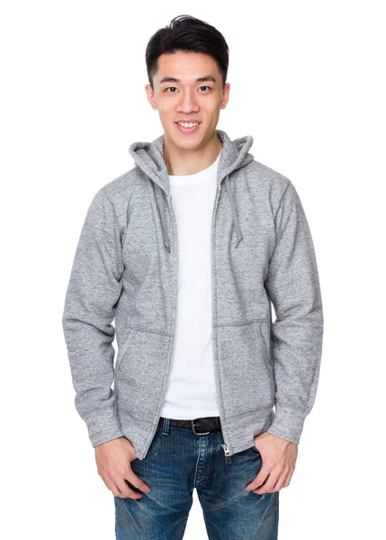 Ásia bonito homem no cinza hoodie — Fotografia de Stock