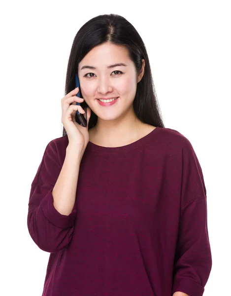 Asiatische junge Frau im roten Pullover — Stockfoto