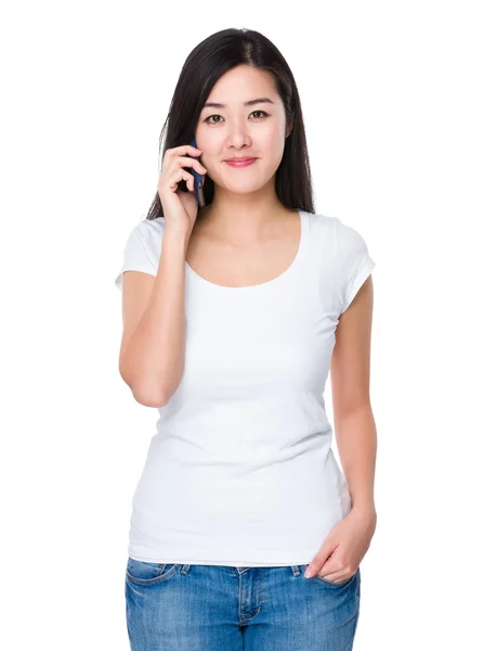 Азіатська молода жінка в білій футболці — стокове фото