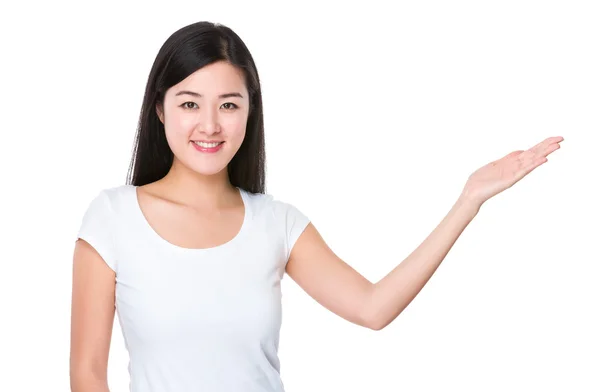 Mujer joven asiática en camiseta blanca — Foto de Stock