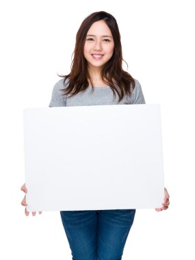 Asyalı genç kadın içinde gri t-shirt