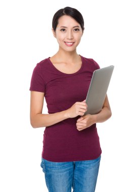 kırmızı t-shirt Asyalı genç kadın