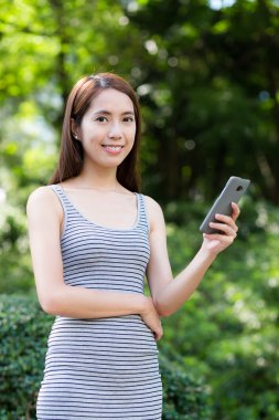 Park adlı cep telefonu kullanan kadın