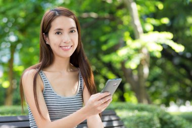 cep telefonu açık, kullanan kadın