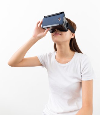 VR aygıtı kullanan kadın