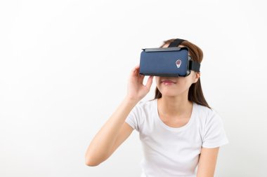 VR aygıtı kullanan kadın