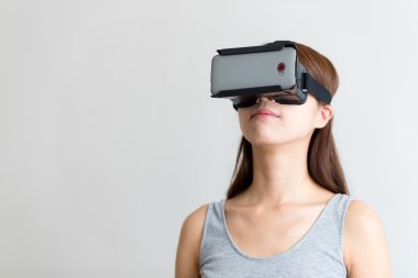 Kadın seyretmek Vr aygıt ile