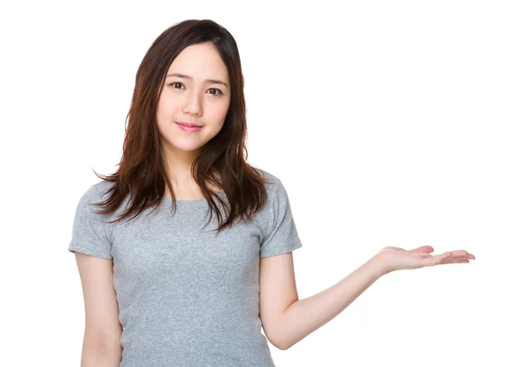 Asiatique jeune femme en gris t-shirt — Photo