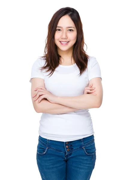 Азиатская девушка в белой футболке — стоковое фото