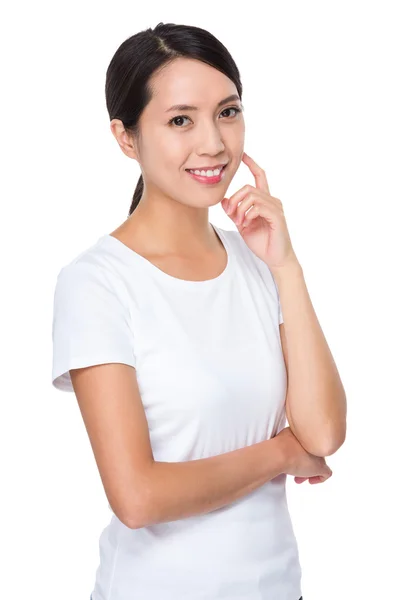 Азиатская девушка в белой футболке — стоковое фото