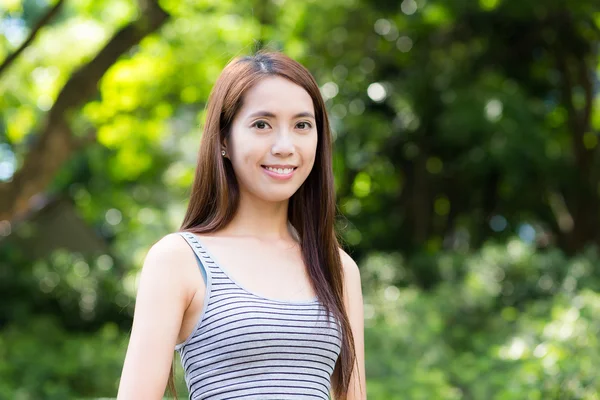 Asijské mladá žena na venkovní — Stock fotografie