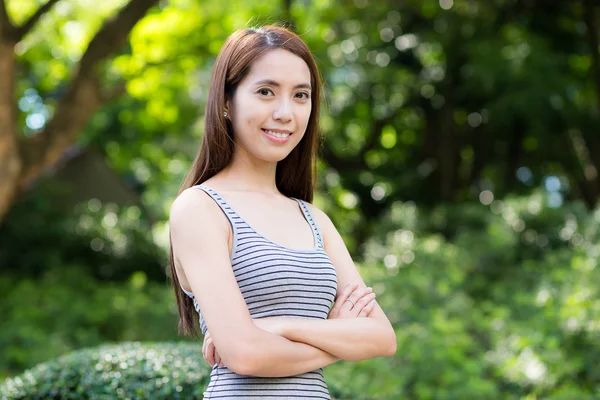 Jovem mulher no parque natural — Fotografia de Stock