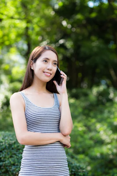 Asiatico donna parlare a cellulare a parco — Foto Stock