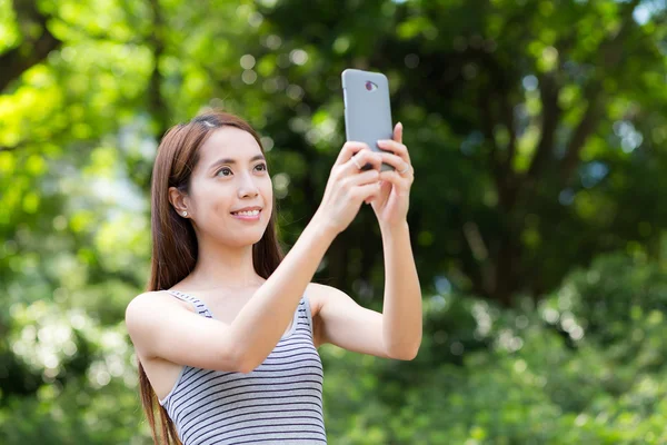 Wanita menggunakan ponsel mengambil foto — Stok Foto