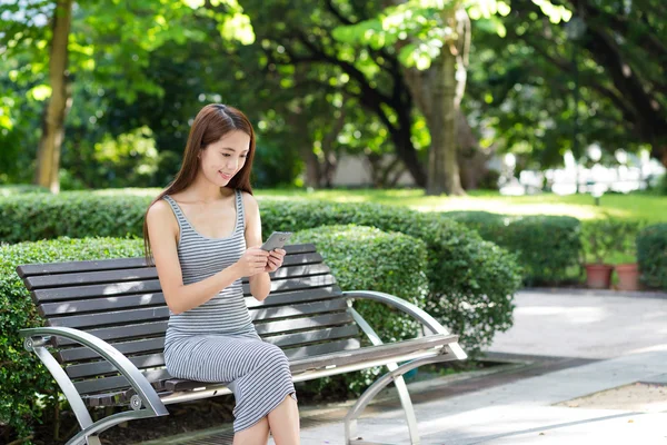 Vrouw met behulp van mobiele telefoon op buiten — Stockfoto