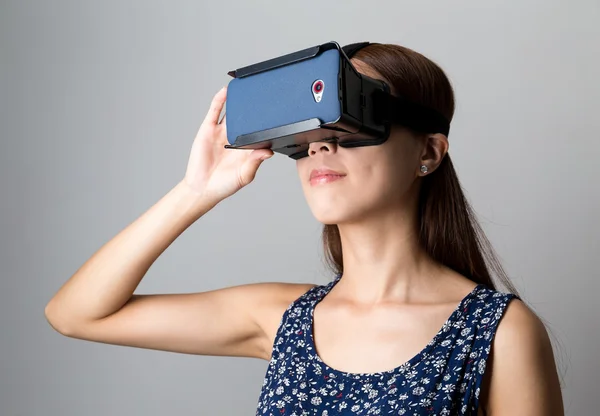 Женщина, использующая оборудование виртуальной реальности — стоковое фото