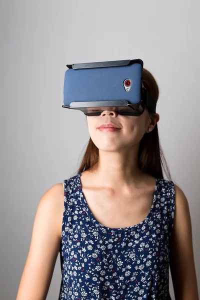 Kvinna med hjälp av virtuell verklighet utrustning — Stockfoto