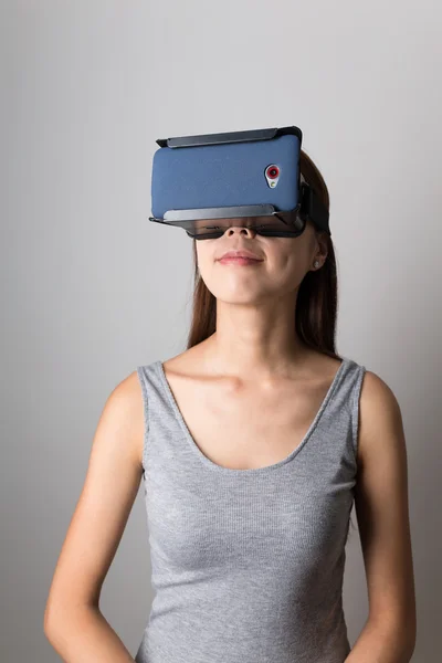 Woman using the virtual reality equipment — Stock Photo, Image