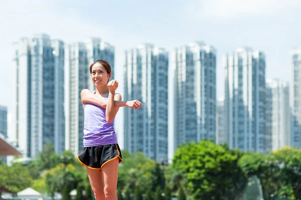 Asiatico giovane donna stretching mano — Foto Stock