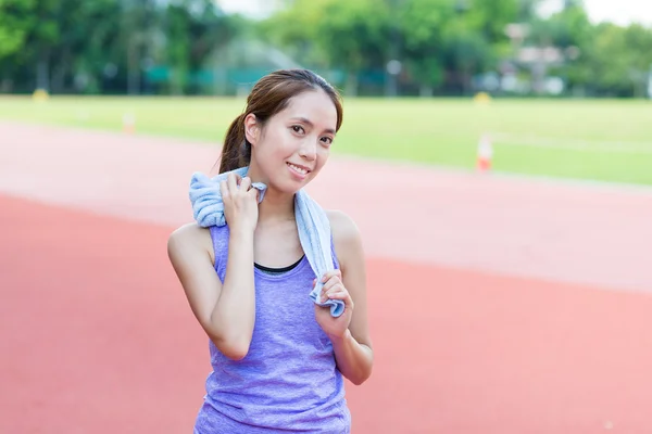 女性運動を行う後タオルを使用 — ストック写真