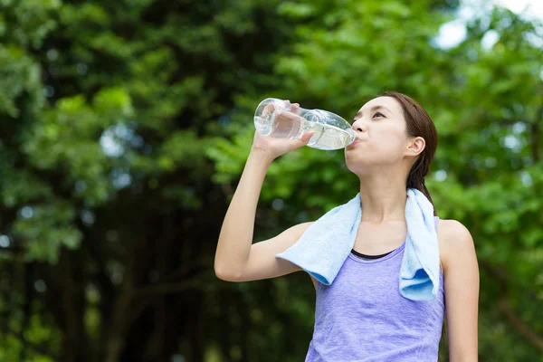 アジアの女性の水のボトルを飲む — ストック写真