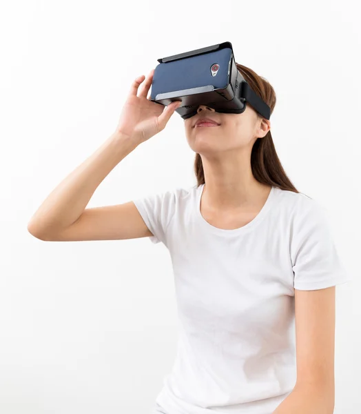 Woman using VR device — Stock Photo, Image