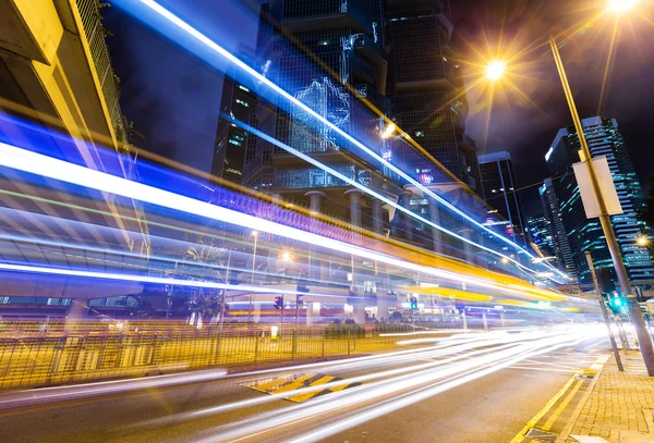 Trilhas de luz de carro e paisagem urbana — Fotografia de Stock