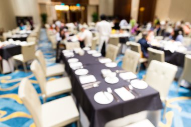 Bir konferans salonunun soyut bulanıklık