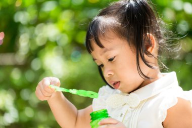 Sevimli kız balonu üfleyici ile oynamak