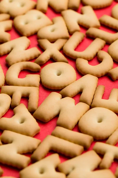 Cookies de palavras no fundo vermelho — Fotografia de Stock