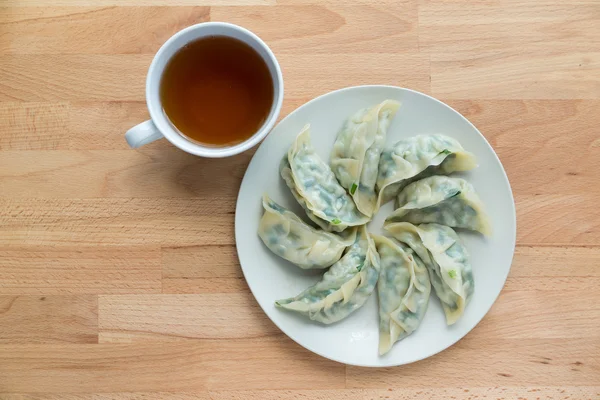 Kött dumpling med en kopp te — Stockfoto
