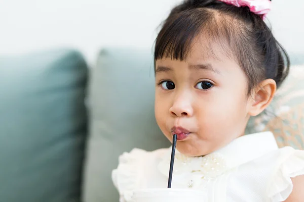 Азиатская девочка пьет с соломой — стоковое фото