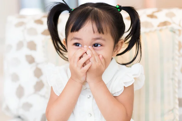 Pequeña niña cubrir su boca — Foto de Stock