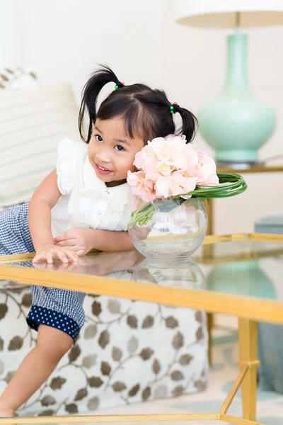 Азіатська дівчина з квітковим горщиком — стокове фото