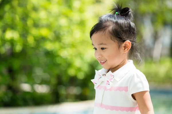 Kleine Mädchen spielen im Park — Stockfoto