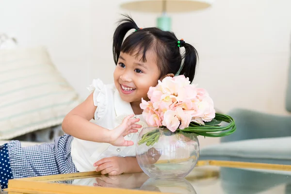 花盆里的小女孩 — 图库照片