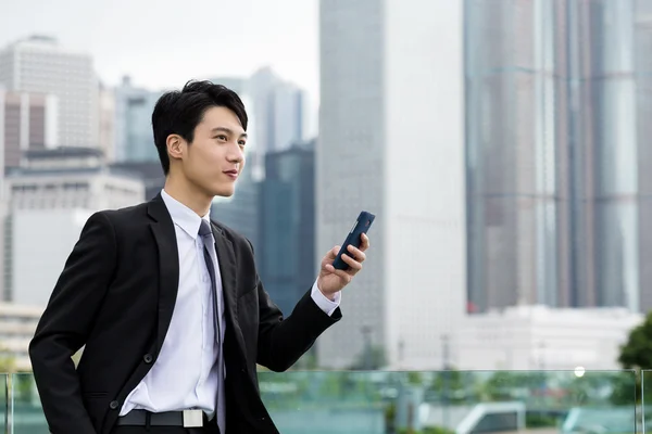 ビジネス スーツでアジア系の若いビジネスマン — ストック写真