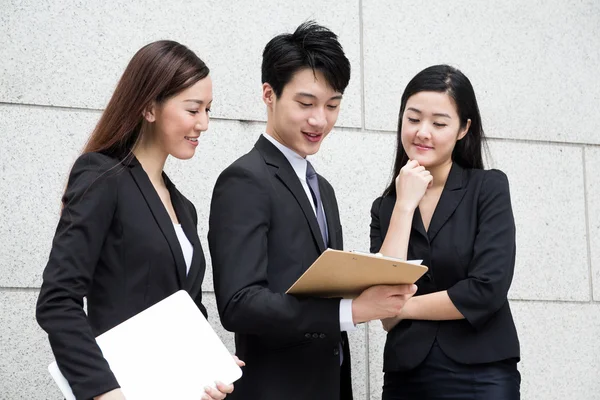 Les gens d'affaires travaillent ensemble à l'extérieur — Photo