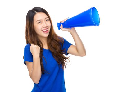 Asyalı genç kadın mavi tişört içinde