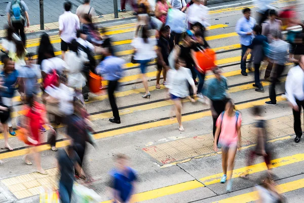 Folk på övergångsstället trafikerad gata — Stockfoto