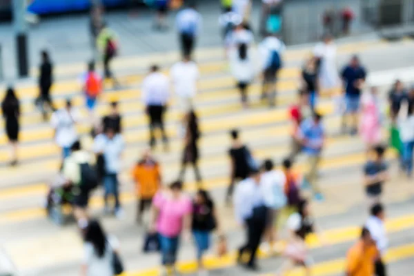 Pessoas em zebra cruzando rua movimentada — Fotografia de Stock