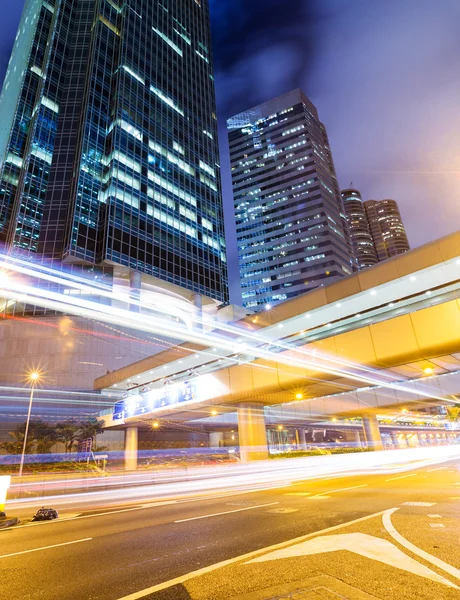 Trafik i hong kong stad på natten — Stockfoto