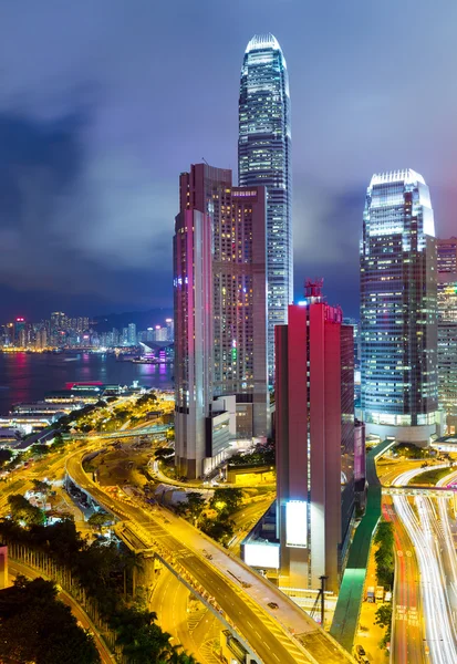 Moderne Bürogebäude in Hongkong bei Nacht — Stockfoto